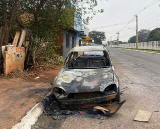 Chevrolet Corsa queimado na Avenida Presidente Vargas (Foto: Clara Farias)