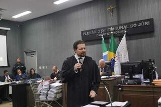 Márcio Wiadal durante tréplica da defesa no julgamento da morte do Playboy da Mansão (Foto: Paulo Francis)