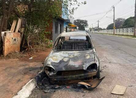 “Acordei meus filhos e corri”, diz moradora de casa onde carro pegou fogo