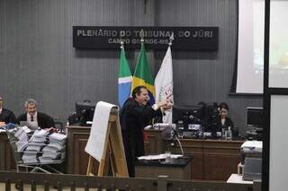 Promotor Gerson de Araújo durante a réplica, sendo observado pelo colega, Douglas Oldegardo (Foto: Paulo Francis)