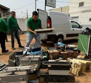 Leonardo de Alencar realizando o descarte de máquinas de datilografia (Foto: Assessoria Seac-MS)