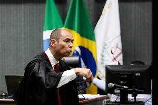 Promotor Moisés Casarotto, do Gaeco, falando aos jurados (Foto: Henrique Kawaminami)