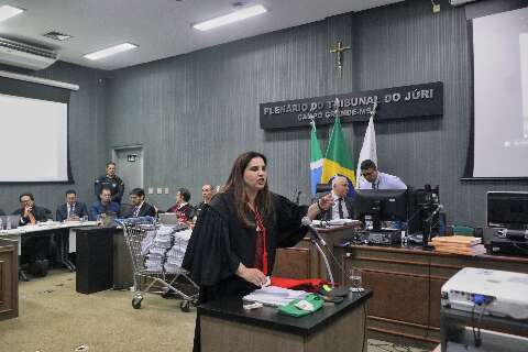 Em 1ª participação, promotora apela para emoção e “ensina” jurados a votar