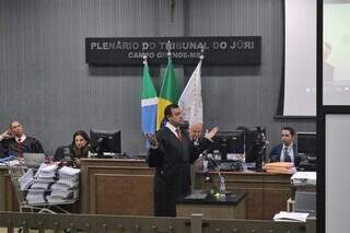 Advogado Nefi Cordeiro diz que, em caso de dúvida, que os jurados absolvam Jamilzinho (Foto: Paulo Francis)