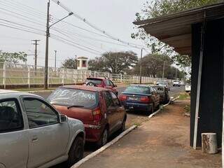 Carros estacionados em frente de garagem na Avenida Presidente Vargas (Foto: Clara Farias)