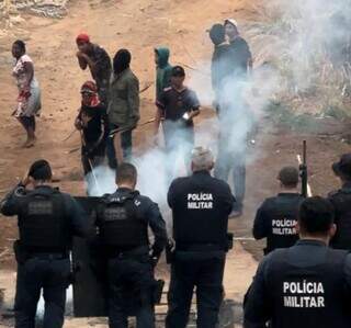 Policiais militares e indígenas separados por ponte em chamas, na semana passada (Foto: Divulgação)