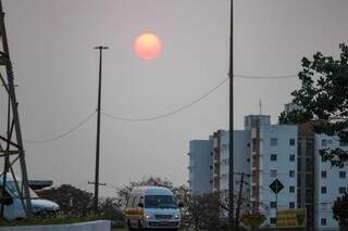 Sol aparece mesmo com alguma fumaça no céu (Foto: Henrique Kawaminami)