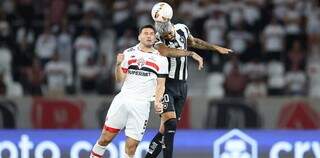 Jogadores disputam a posse da bola no gramado do Estádio Nilton Santos. (Foto: Vitor Silva/Botafogo)