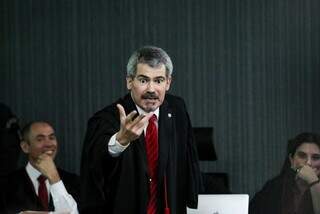 Promotor de Justiça, Douglas Oldegardo, durante argumentação no julgamento (Foto: Henrique Kawaminami)