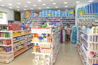 Produtos expostos na prateleira de farmácia de Campo Grande (Foto: Paulo Francis)