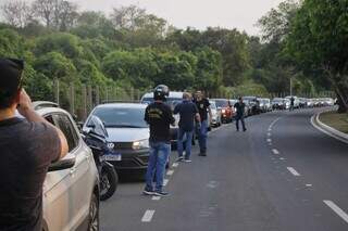 Policiais paralisados durante carretana nesta quinta-feira (19) (Foto: Paulo Francis)