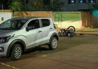 Destroços da motocicleta ficaram espalhados ao chão. (Foto: Enryck Sena)