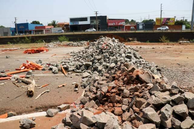 Placas de sinaliza&ccedil;&atilde;o de obras s&atilde;o destru&iacute;das na Av. Ernesto Geisel 