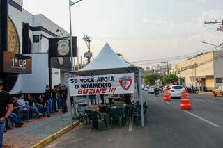 Policiais civis se concentram em frente à Depac Centro durante segunda paralisação da categoria por melhoria salarial (Foto: Juliano Almeida)