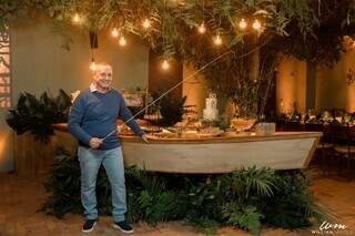 Mesas em forma de barco e varas de pesca decoraram a festa de Gilberto, que usou sua paixão por pescaria como tema de festa (Foto: William Matos)