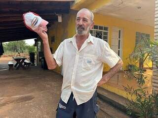 Luiz Neri teve parte da sua casa afetada pela força da água da barragem (Foto: Marcos Maluf)