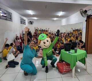 Mara Calvis  dá palestra sobre educação ambiental em escola de Campo Grande (Foto: Arquivo pessoal)