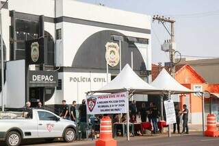 Policiais civis se concentram em frente à Depac Centro durante segunda paralisação da categoria por melhoria salarial (Foto: Henrique Kawaminami)