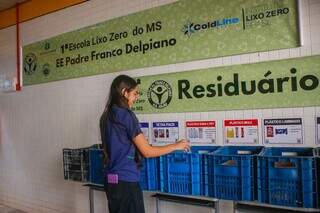 Estudante faz descarte de garrafa plástica em &#34;residuário&#34; de escola na Capital (Foto: Paulo Francis)