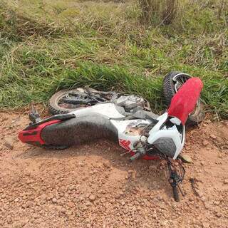 Moto da vítima jogada na rodovia (Foto: Direto das Ruas)