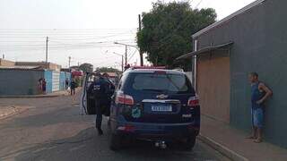 Polícia Militar no local onde o crime aconteceu no Jardim Nha-Nhá (Foto: Izabela Cavalcanti)