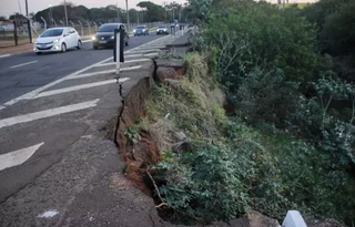 Trecho do asfalto da Ernesto Geisel que estava desmoronando (Foto: Paulo Francis)