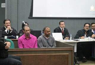 Marcelo (rosa) e Rafael (cinza) assistiram ao julgamento do plenário, durante os 3 dias (Foto: Paulo Francis)