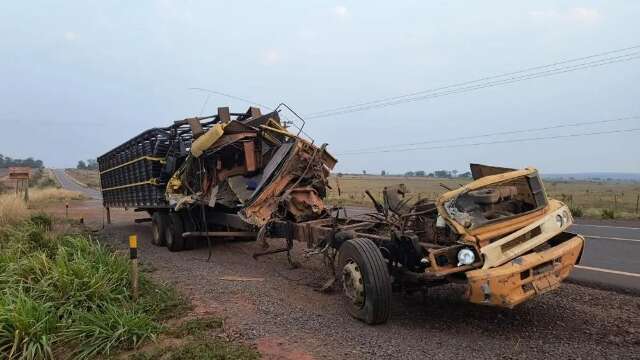 Caminh&atilde;o fica destru&iacute;do ap&oacute;s bater em carreta parada na rodovia 