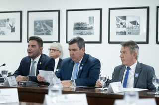 O governador Eduardo Riedel (PSDB) durante o encontro com gestores estaduais em Brasília (DF). (Foto: Henrique Raynal/Casa Civil)