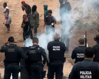 Policiais militares e indígenas separados por ponte, em Antônio João.  (Foto: Divulgação) 