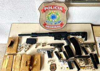 Armas, munições e droga apreendidas durante operação da PF, nesta quinta (Foto: Divulgação)