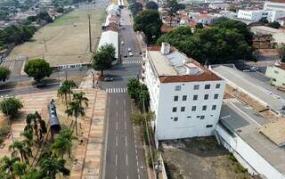 Vista aérea da Avenida Calógeras com o monumento da Maria Fumaça ao lado esquerdo. (Foto: Osmar Veiga)