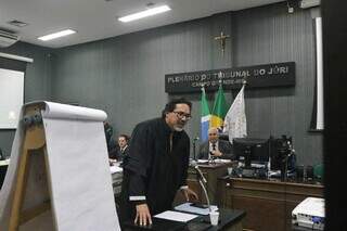 Jail Azambuja durante a argumentação (Foto: Paulo Francis)