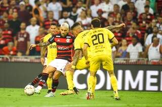 Jogadores disputam a posse da bola no gramado do Maracanã. (Foto: Marcelo Cortes/Flamengo)