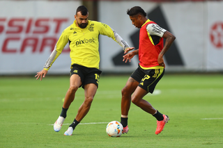 Fabricio Bruno e Bruno Henrique disputam a bola em treino no Flamengo (Foto: Gilvan de Souza/CRF)