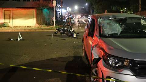 Motociclista morre ao colidir com automóvel durante conversão