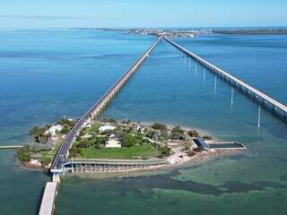 A beleza de Key West já começa pela espetacular ponte de 11 km que liga o arquipélago Florida Keys ao estado da Flórida (Foto: Reprodução)