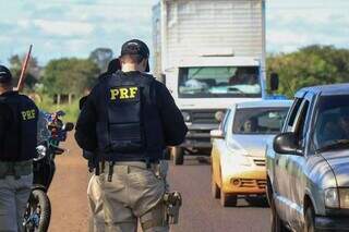 Policiais rodoviários federais durante patrulha em MS (Foto: Henrique Kawaminami)