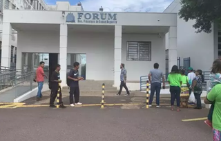 Grupo que saiu de Antônio João para acompanhar júri em frente ao Fórum de Presidente Prudente (Foto: Reprodução TV Fronteira)