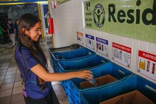 Após entender conceito de &#34;Lixo Zero&#34;, Gyovanna faz descarte correto de garrafa de plástico em residuário da escola (Foto: Paulo Francis)