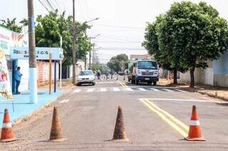 Proprietário de escola observando quadra sendo sinalizada pela Agetran (Foto: Henrique Kawaminami)