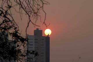 Sol visto do bairro Santa Fé, em Campo Grande (Foto: Henrique Kawaminami)