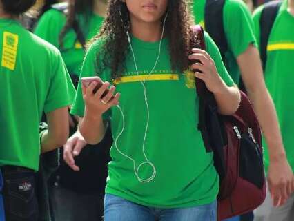 Governo Federal prepara lei para banir celulares em escolas de todo pa&iacute;s 