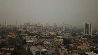 Imagens aéreas da região do bairro São Francisco mostram fumaça encobrindo a cidade. (Foto: Direto das Ruas)