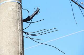 Fios soltos em poste do Bairro São Lourenço, em Campo Grande (Foto: Arquivo/Campo Grande News)