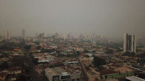 Chuva fraca piora névoa seca e fumaça volta com tudo ao céu da Capital