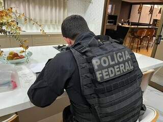 Polícia Federal cumpre mandado da operação Prometeu em imóvel. (Foto: Divulgação/PF)