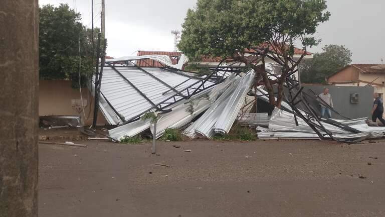 Estrutura metálica de galpão foi arrancada pelo vento (Foto: Nova Notícias)