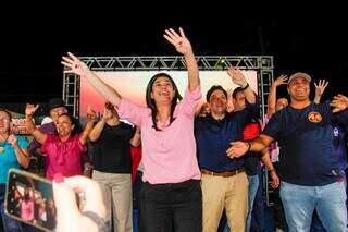 Rose participa de reunião com eleitorado e apoiadores na região das Moreninhas, durante a noite desta sexta (20). (Foto: Juliano Almeida)