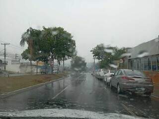 Chuva nos altos da Avenida Mato Grosso, na Capital (Foto: Ana Beatriz Rodrigues)